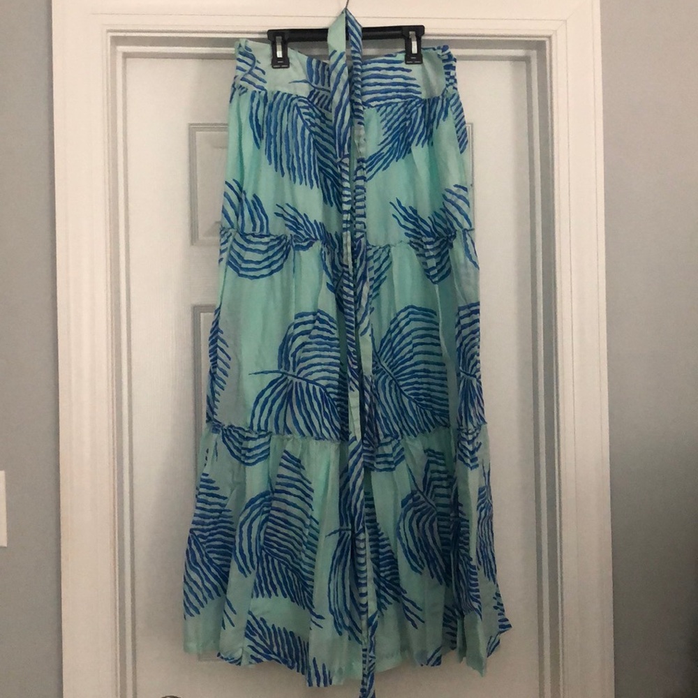 Vineyard vines maxi skirt. Size 12. Has side zipper and tie